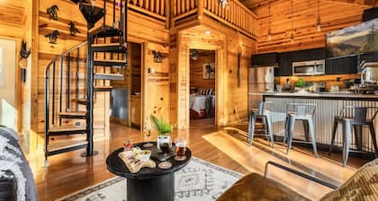 Romantic Cabarn w/ HotTub Lounge - Located on BSF!
