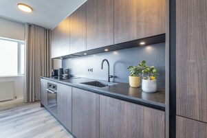 Ísskápur, kaffivél/teketill, pottar/pönnur/diskar/hnífapör, frystir