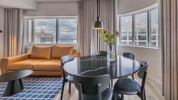 Deluxe Two Bedroom Apartment | Oppholdsområde | En 40-tommers smart-TV med digitale kanaler