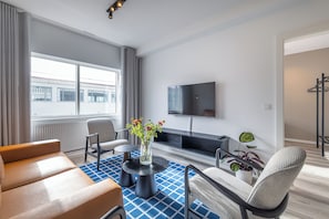 Deluxe appartement | Woonruimte | Een 40-inch smart-tv met digitale zenders