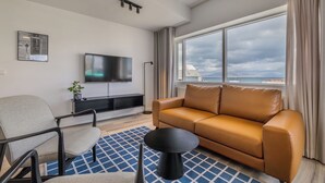 Deluxe Two Bedroom Apartment | Oppholdsområde | En 40-tommers smart-TV med digitale kanaler