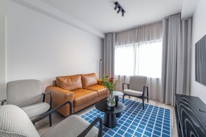 Deluxe Three Bedroom Apartment | Oppholdsomr åde | En 40-tommers smart-TV med digitale kanaler