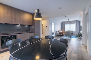Deluxe appartement | Woonruimte | Een 40-inch smart-tv met digitale zenders