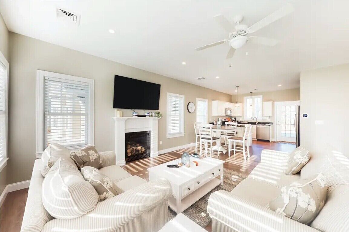 Smart TV, chimenea, futbolito y tenis de mesa 