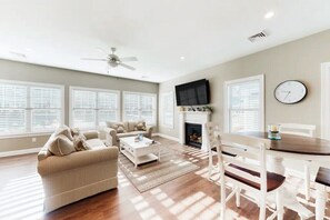 Smart TV, fireplace, foosball, table tennis - Anne's Adagio An Easy Access Cottage, Pool, Clubhouse, Gym, Trails, MORE (Arundel)