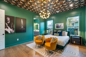 3 habitaciones, caja de seguridad en la habitación y escritorio