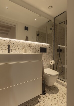 Shower, hair dryer, towels, soap - Transformed Home in Porto's East, Blending Tradition and Modernity.10m to center (Porto)