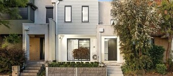 Family-sized home in Melbourne, few minutes from the airport. Kids friendly