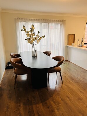 Dining - Family-sized home in Melbourne, few minutes from the airport. Kids friendly (Greenvale)