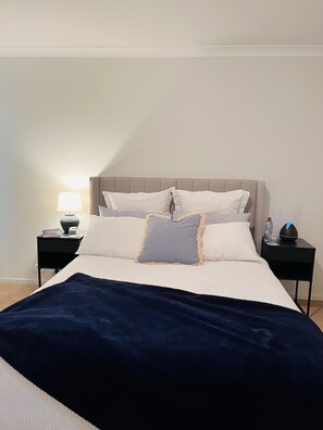 3 bedrooms, iron/ironing board, WiFi, bed sheets - Family-sized home in Melbourne, few minutes from the airport. Kids friendly (Greenvale)