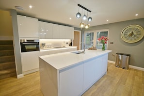 Een koelkast, een microgolfoven, een oven, een kookplaat