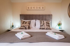 2 bedrooms, desk, iron/ironing board, WiFi