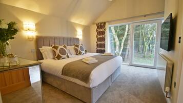 2 bedrooms, desk, iron/ironing board, WiFi