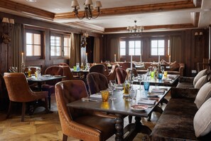 تقديم الإفطار والغداء والعشاء