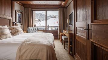 Chambre double avec Balcon et Vue Piste | Minibar, in-room safe, blackout curtains, iron/ironing board