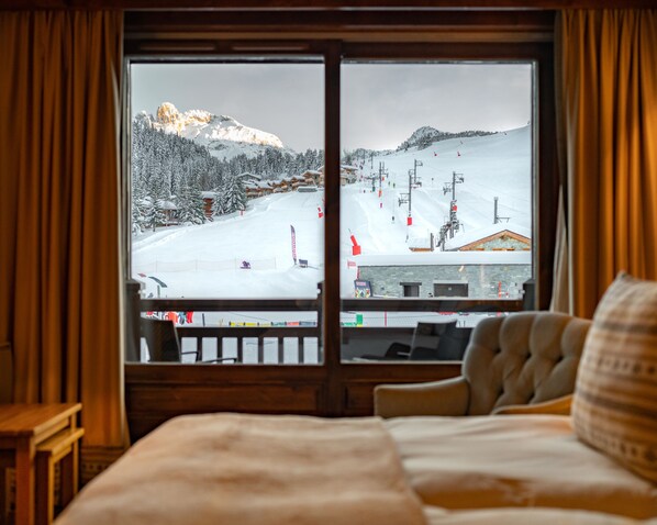 Chambre double avec Balcon et Vue Piste | View from room - Hôtel Portetta (Courchevel)