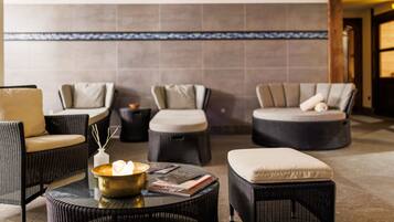 Een sauna, een stoombad, hotstone-massages, diepe bindweefselmassages