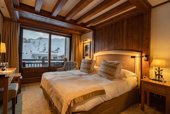 Chambre double avec Balcon et Vue Piste | 1 quarto, frigobar, cofres nos quartos, cortinas blackout