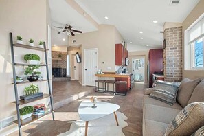 TV, fireplace - Luxurious Hideaway with a Skyline View (Pittsburgh)