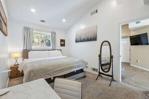 2 bedrooms, iron/ironing board, travel cot, WiFi - Luxurious Hideaway with a Skyline View (Pittsburgh)