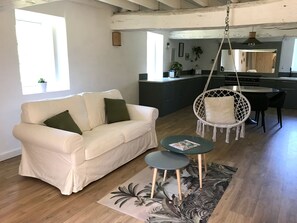 Televisio, takka, kirjoja