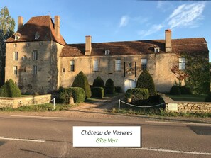 Exterior - Discover castle life, rent the green house! (Rouy)