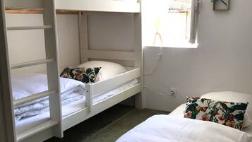 2 Schlafzimmer, Schreibtisch, Bügeleisen/Bügelbrett, Reisekinderbett