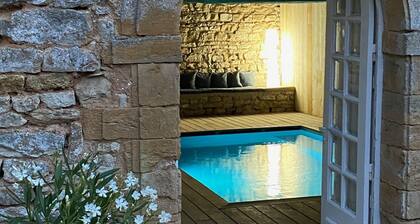 Discover castle life, rent the green house!