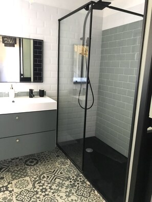 Een douche, handdoeken, toiletpapier