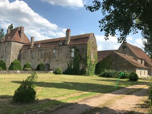Exterior - Discover castle life, rent the green house! (Rouy)