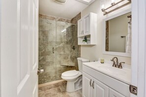 Dusche, Haartrockner, Handtücher, Seife