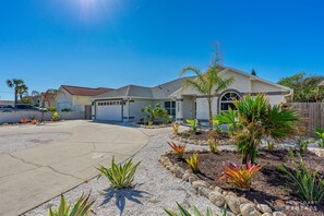 Exterior - Large House, Ping-Pong, Pool Table, Dog Friendly, Steps to Beach & Private Yard! (New Smyrna Beach)