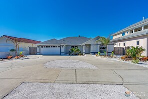 Property grounds - Large House, Ping-Pong, Pool Table, Dog Friendly, Steps to Beach & Private Yard! (New Smyrna Beach)