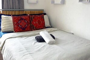 1 bedroom, iron/ironing board, free WiFi, bed sheets - Apartment - Sleeps 2 - Parking - Station Close (Romford)