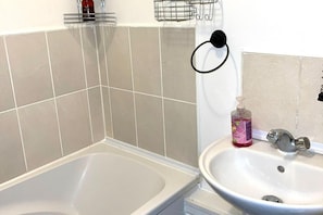 Douche, sèche-cheveux, serviettes fournies