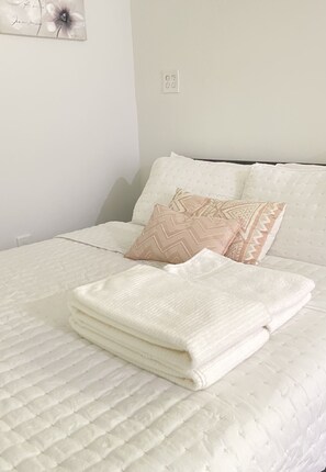 Room - New Beautiful Studio in Margate with pool, kayaks and boat ramp.  (Margate)