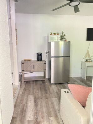 Interior - New Beautiful Studio in Margate with pool, kayaks and boat ramp.  (Margate)