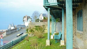 A coastal building with a balcony, a road with a no parking sign, and a view of the sea. - Villa D'exception Avec vue sur mer ! Avec Terrasses, Billard et 9 Chambres (Trouville-sur-Mer)