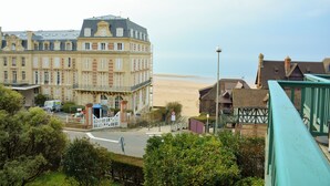 A coastal building with a balcony overlooking the beach. - Villa D'exception Avec vue sur mer ! Avec Terrasses, Billard et 9 Chambres (Trouville-sur-Mer)