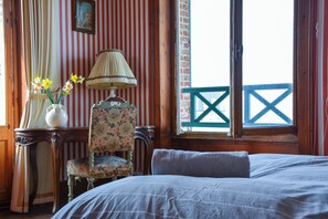 9 quartos, escrivaninha, ferros/tábuas de passar roupa, berço de viagem