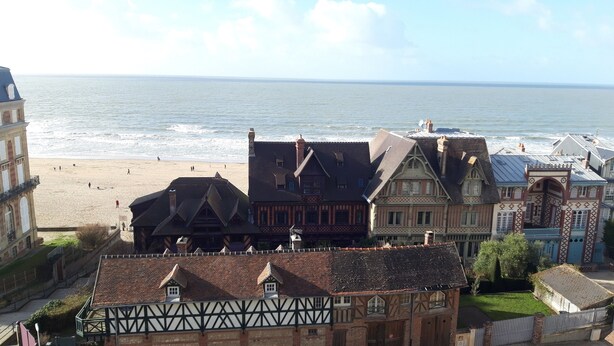 A coastal town with traditional half-timbered buildings, a beach, and the sea in the background. - Villa D'exception Avec vue sur mer ! Avec Terrasses, Billard et 9 Chambres (Trouville-sur-Mer)