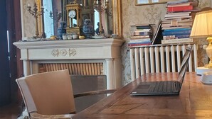 A room with a wooden table, a laptop, a chair, a lamp, a telephone, and a stack of books. - Villa D'exception Avec vue sur mer ! Avec Terrasses, Billard et 9 Chambres (Trouville-sur-Mer)
