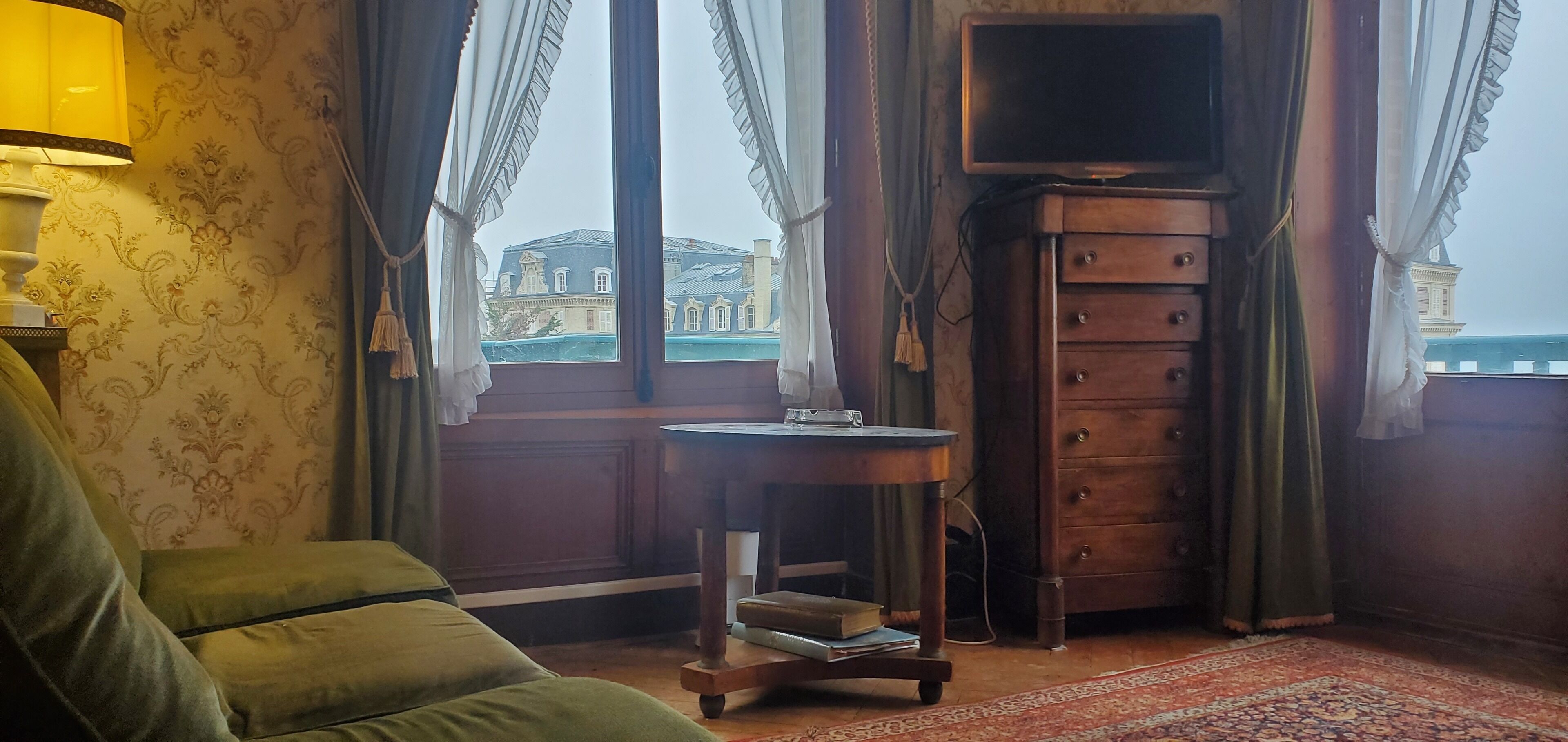 Een smart-tv, een open haard, boeken en een muziekbibliotheek