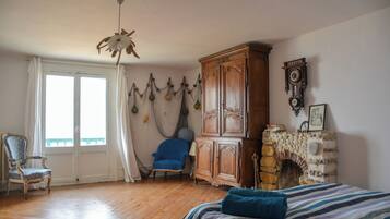 9 Schlafzimmer, Schreibtisch, Bügeleisen/Bügelbrett, Reisekinderbett