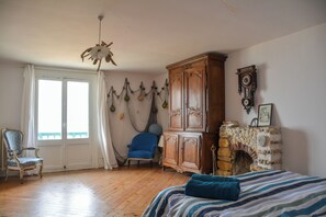 9 chambres, bureau, fer et planche à repasser, lit parapluie