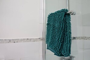 Dusche, Haartrockner, Handtücher, Shampoo