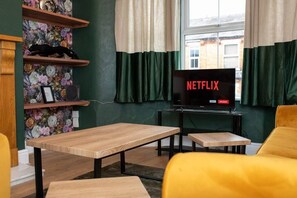 TV - Snug Home in City Centre  | Free Parking On Street (Lincolnshire)