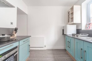 Kylskåp, mikrovågsugn, ugn och spishäll