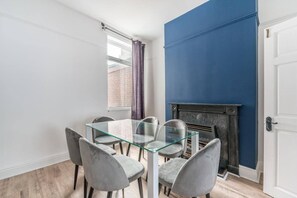 Dining - Perfect for Contractors  | Cosy Home Near Port of Hull  | Free Parking (Kingston upon Hull)