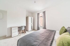 2 sovrum, skrivbord, strykjärn/strykbräda och wi-fi